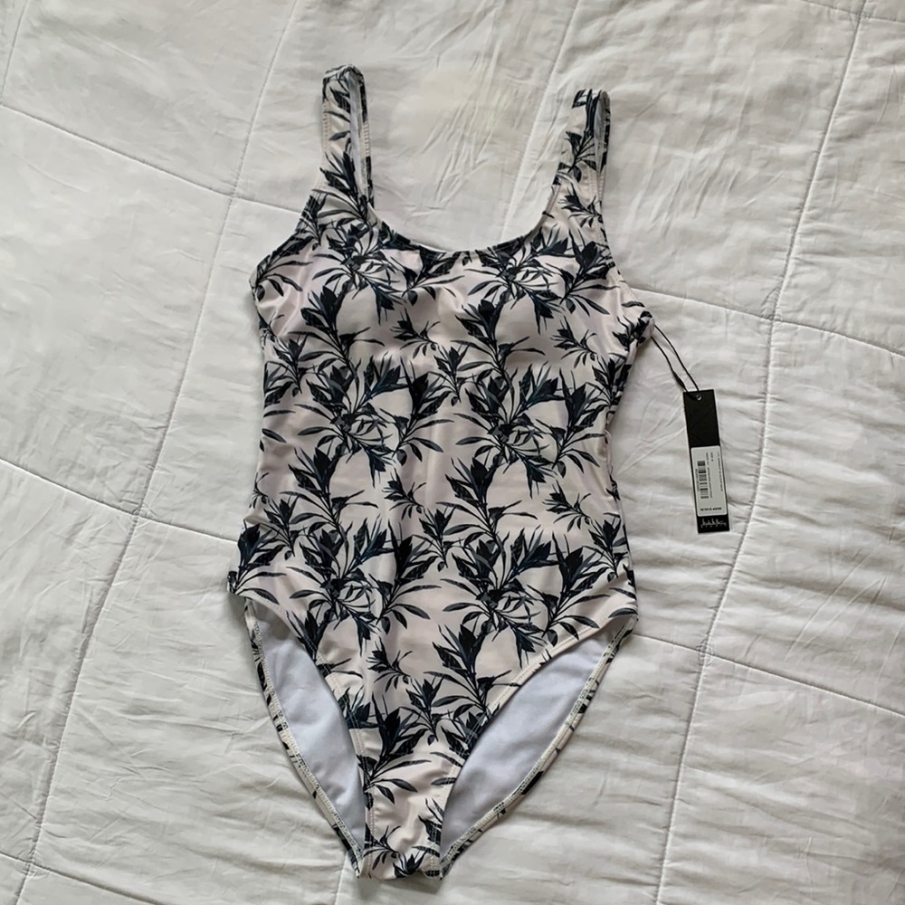 🌸Lovely Nicole Miller Scoop Back Moonless Night Print One Piece Swimsuit …